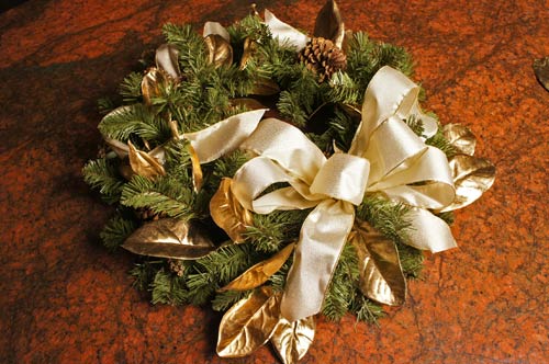 Post image for Making your own bow and decorating a Christmas tree with ribbon